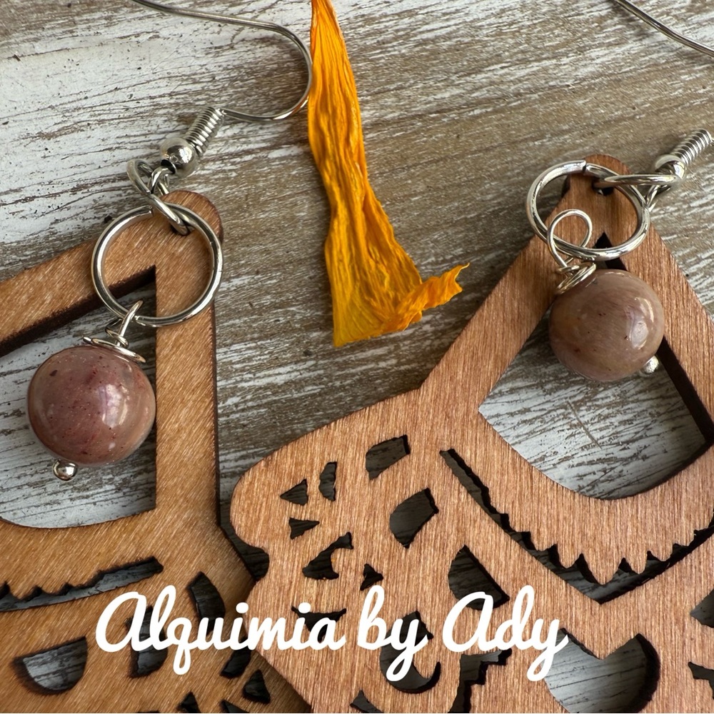 SHOULDER DUSTER + Maximalist wooden and gemstones earrings - Picture 2 of 2